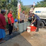 Kemarau Mengering, Polsek Metro Pusat Gerak Cepat Salurkan Air Bersih ke Warga Yosomulyo