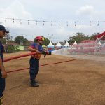 Dampak Abu Vulkanik, Damkarmat Keliling Semprot Fasum di Metro