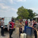 Atasi Dampak Kemarau Panjang, Sat Samapta Polres Way Kanan Salurkan Air Bersih ke Warga