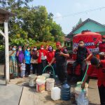 Dampak Kemarau dan Abu Vulkanik GAK, PDI-P Metro Bagikan Masker dan Air Bersih