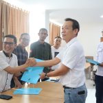 Wirahadikusumah dan Adi Kurniawan Mengambil Formulir Pendaftaran Calon Ketua PWI Lampung